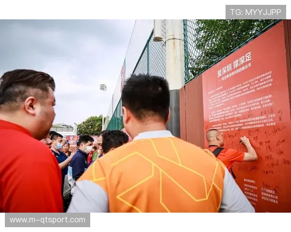 德甲俱乐部开放日,球迷与球员互动活动受欢迎 德甲俱乐部开放日,球迷与球员互动活动受欢迎